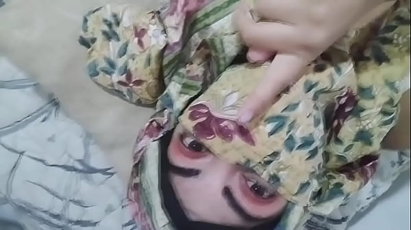 Istri Arab Berjilbab Yang Bergairah Memuaskan Diri Hingga Basah Dan Mengguncang Ruangan Sementara Suami Sedang Salat Di Kamar Lain