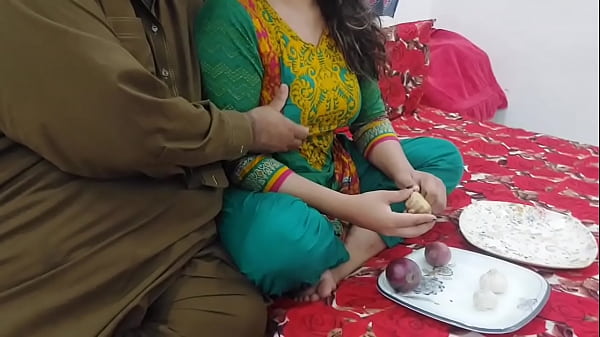 Bantu Ibu Tiriku Potong Sayur Lalu Kutiduri Pantat Besarnya, Istri Selingkuh Suara Hindi Jelas