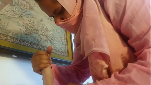 गर्म देसी लड़की का अंतरजातीय उत्तेजक शरीर सहलाना