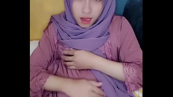 Gadis Solo Berhijab Yang Menggoda Dalam Balutan Pakaian Lelaki
