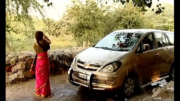 Bhabhi Desa India Mandi Mobil Dengan Gaya Yang Menggoda…{ade