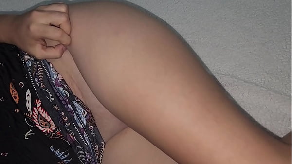 Adik Tiriku Yang Seksi Pamer Pantatnya Saat Kami Nonton Tv Bersama