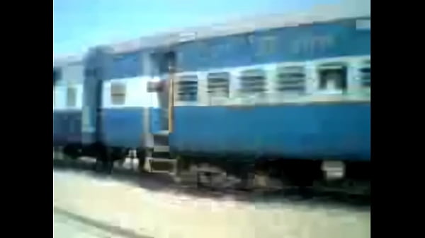 Gadis India Yang Menggoda Dengan Lekuk Tubuh Yang Memabukkan
