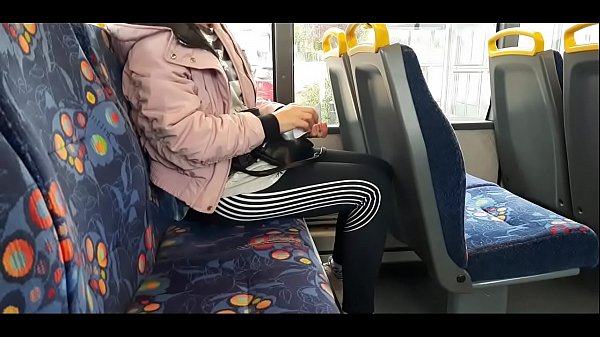 Dia Naik Bus Bersama Ayah Tirinya, Dan Di Perjalanan Tangannya Mulai Meraba Kemaluannya, Lalu Di Rumah Ayah Kandungnya Memuaskannya Dengan Liar.