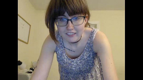 Cewek Bahagia Melucuti Pakaian Di Siaran Langsung Webcam
