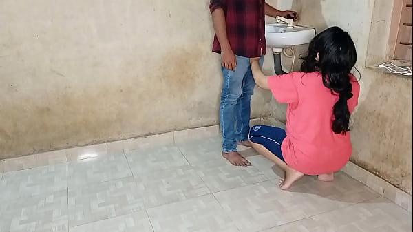 भाभी ने जवान प्लंबर से अपनी गीली चूत की तड़प शांत की! हिंदी गंदी आवाज में जोरदार सेक्स