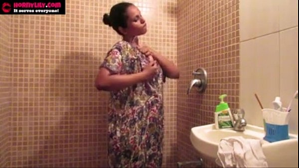 Gadis India Amatir, Lily, Menggoda Diri Di Kamar Mandi