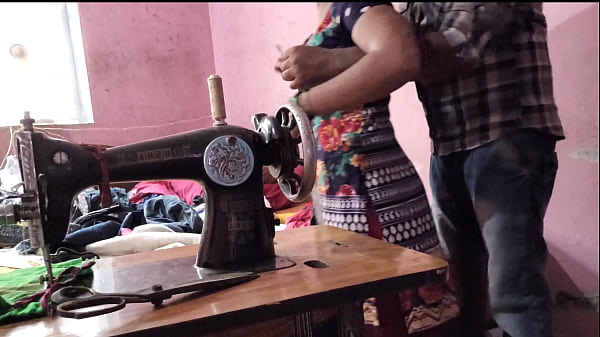 देसी भाभी की सिलाई के दौरान अंकल ने जमकर चुदाई की
