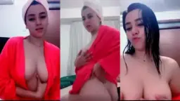 Rosalinda Usai Mandi, Membuka Handuk Memamerkan Payudara Besar