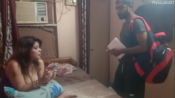 Teman-teman Ngentot Ibu Tiriku, Aku Rekam Semua Adegan Panasnya Dengan Suara Hindi Yang Jelas