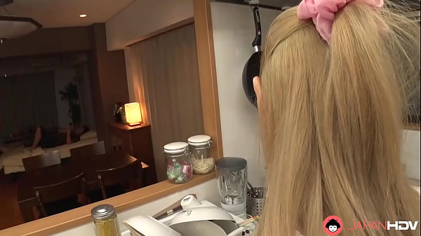 Ibu Rumah Tangga Jepang Mengisap Kontol Di Dapur Tanpa Sensor.