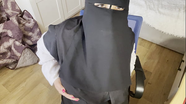 Perempuan Turki Bermata Indah Berhijab Merangsang Diri Dengan Stoking