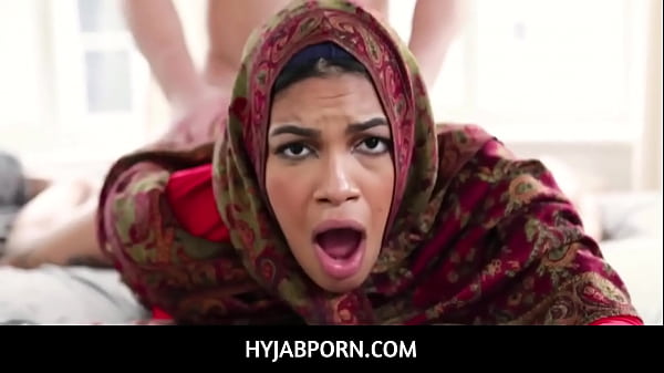 Maya Farrell, Saudara Tiri Arab Bergoyang Pantat Besar Berhijab Dipaksa Menikah