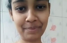 Desi Buka Kait Kutang Sendiri Di Foto Selfie