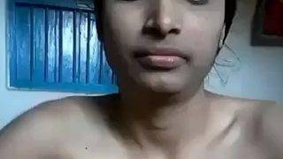Gadis India Basah Dan Panas, Aksi Solo Yang Menggoda