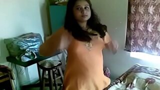 Jija Ganas Menggebuki Memek Montok Salinya Di Video Mesum India