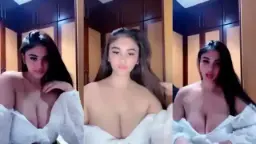 Kylie Dengan Gaun Putih Yang Menggoda