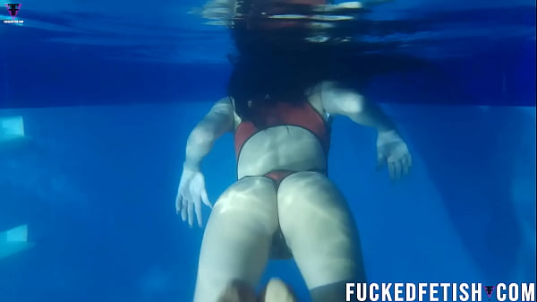 Helen Bintang Malam Kolam Apnea Dengan Pakaian Renang Seksi