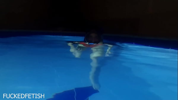 Helen Bintang, Topeng Malam Mengemudi Kolam Renang Dengan Pakaian Renang Seksi