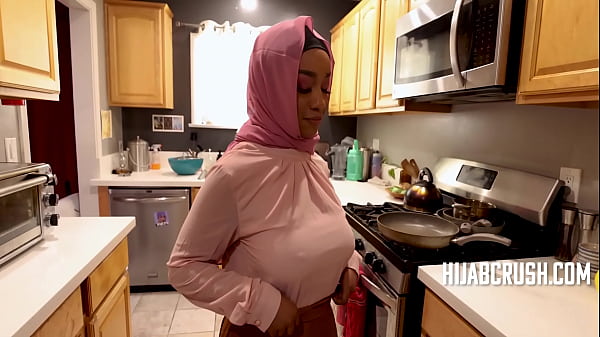 Goyangannya Bikin Ngaceng, Lily Starfire Si Hijab Montok Jago Nunggang