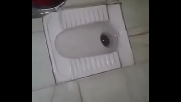 Desi Pasangan Lagi Seru-seruan Di Toilet, Bikin Basah Semua.