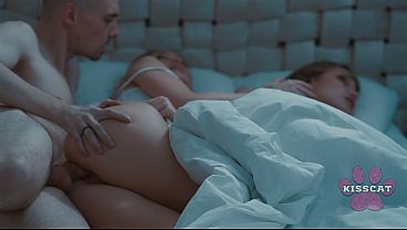 Ayah Tiri Menggila, Menyemprot Sperma Panas Ke Dalam Memek Jessie Ames Di Ranjang Yang Sama Dengan Ibu Tirinya