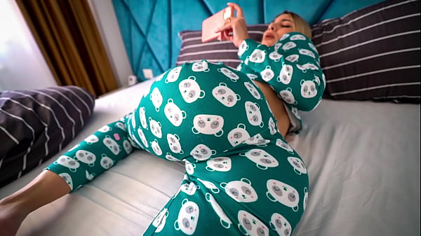 Kakak Tiri Ketahuan Nonton Film Porno, Lalu Kusentuh Sampai Klimaks Dan Merengek Minta Ditumpahi Dalam-dalam