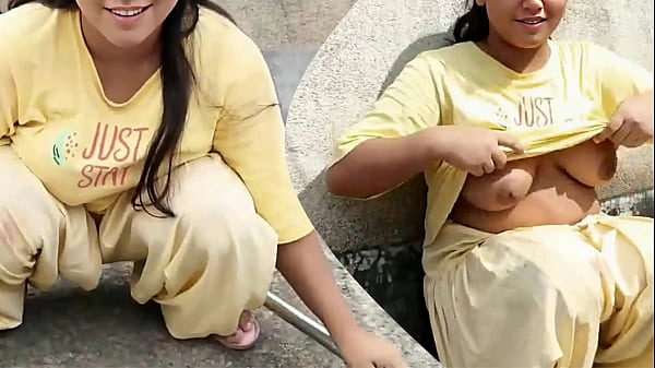 Petang Di Atap Rumah, Bini Orang Muda Main-main Panas, Cewek Kampung Desi Bugil Di Luar, Video Mesum Hindi.