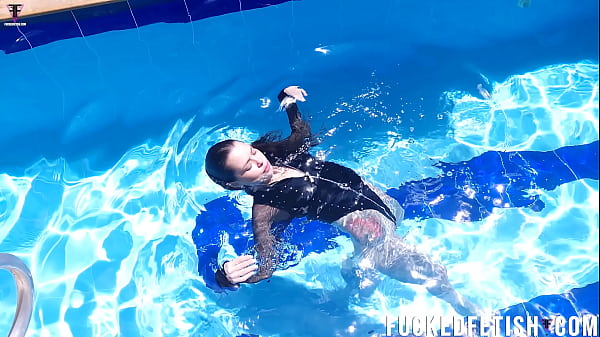 Jessica Bunny Ngebor Kolam Renang, Basah Kuyup Bikin Greget.