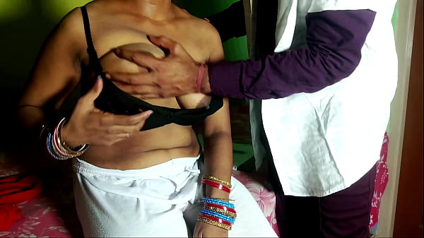 Dokter Menggila, Merangsang Memek Pasien Perawan Dengan Suara Hindi Yang Menggoda