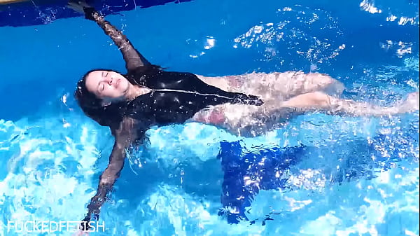 Jessica Bunny Tubuh Basah Kena Air, Gaya Telanjang Di Bawah Laut.