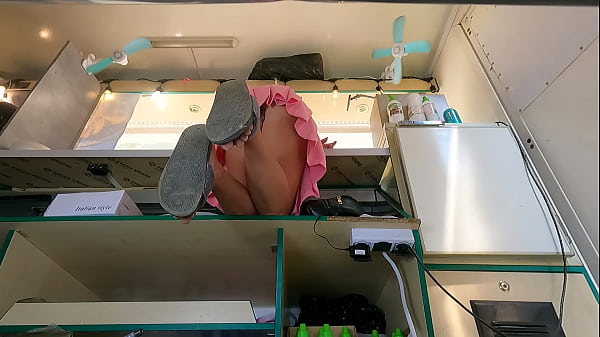 Lihat Tuh Si Jalang, Pas Nunduk Di Meja, Cakep Banget Dari Sudut Bawah Rok.