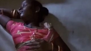 Adivasi Cewek Lagi Ngangkat Saree Sampe Keliatan Memeknya.