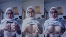 Jilbab Putih, Toket Gede, Nurul Maisarah Bikin Napsu.