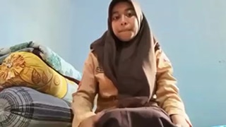Pelajar Hijab Sma Baju Pramuka Lagi Mainin Memek Sambil Tegang.