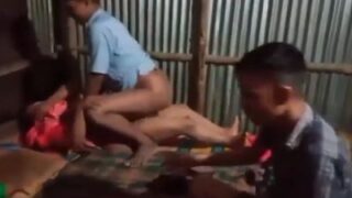 Tiga Preman Kampung Ngewe Pelacur Murahan Bareng-bareng Di Video Mms