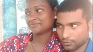 Tonton Video Romantis Desi Desa, Jari-jari Nakal Mainan Puting Susu Basah.