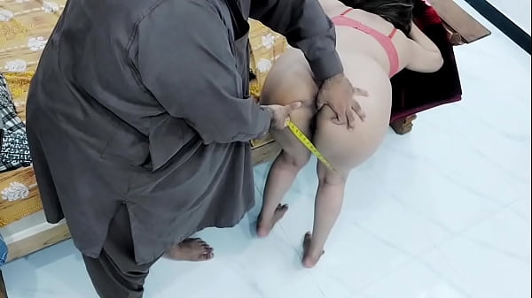 Bajingan Tukang Jahit India Ngewe Cewek Desa Gawar, Pantat Gede Kayak Jalang, Gaya Doggy Keras Dan Kasar, Suara Hindi Jelas, Romantisnya Bikin Makin Panas.
