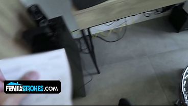 Gadis Latin Remaja Menggoda Ayah Tirinya Dengan Tubuh Mulus Yang Bikin Ngiler.