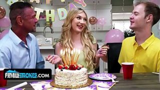 Anak Tiri Mungil Dengan Tetek Alami, Daisy Lavoy, Menggoda Dan Naik Ke Atas Bokap Tirinya Dengan Gaya Liar.