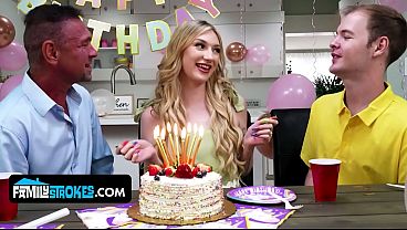 Anak Tiri Mungil Dengan Tetek Alami, Daisy Lavoy, Menggoda Dan Naik Ke Atas Bokap Tirinya Dengan Gaya Liar.