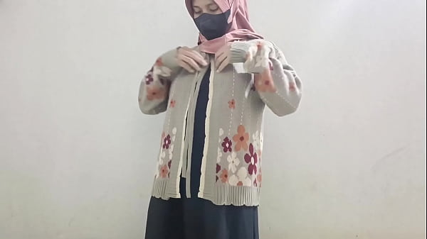 Gadis Berhijab Lagi Nikmatin Mentimun Sambil Mainin Diri Sendiri.