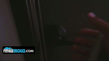 Montoknya Mbak Tiri Layla London Rela Biarin Adik Tiri Ngebut Di Memek Sempitnya