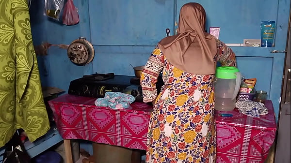 Ngentot Istri Temen Sendiri Pas Lagi Sibuk Masak, Enak Banget