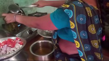 Ibu Rumah Tangga India Lagi Main Masak-masak Panas Sama Selingkuhannya, Bumbu Nikmatnya Bikin Menggelinjang.