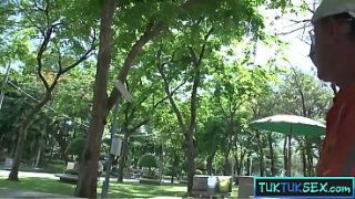 Bocah Thailand Mungil Dijemput Pakai Tuk Tuk, Digebukin Keras Abis Itu