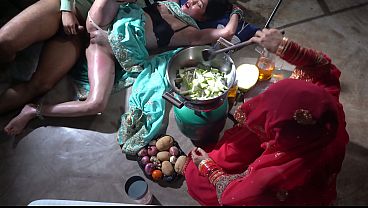Ibu Tiri Di Dapur, Masak Pakai Bumbu Desi, Gerakan Menggoda Bikin Panas.