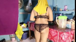 Bu Mertua Masak Pakai Bikini, Bikin Liur Netes Lihat Lekuk Tubuhnya
