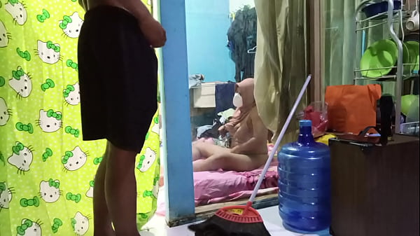 Ngentotin Istri Temen Yang Lagi Sibuk Colmek Sampe Muncrat.