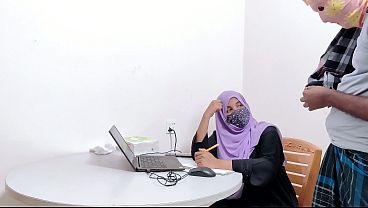Bankir Cantik Berjilbab Digarap Kasar Petani Desa, Desah Panas Penuh Nafsu